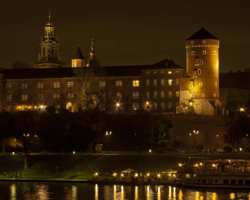 Zamek w Krakowie nocą. Fot. Daniel Dudka