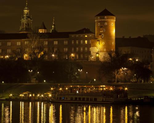 Zamek w Krakowie nocą. Fot. Daniel Dudka